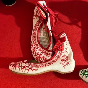 Flat strap, embroidered shoes, three colors, red green, and Jean with design new
